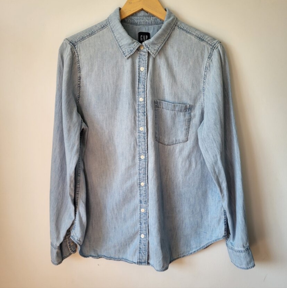 Like New GAP Womem's Light Blue Perfect Denim Shirt